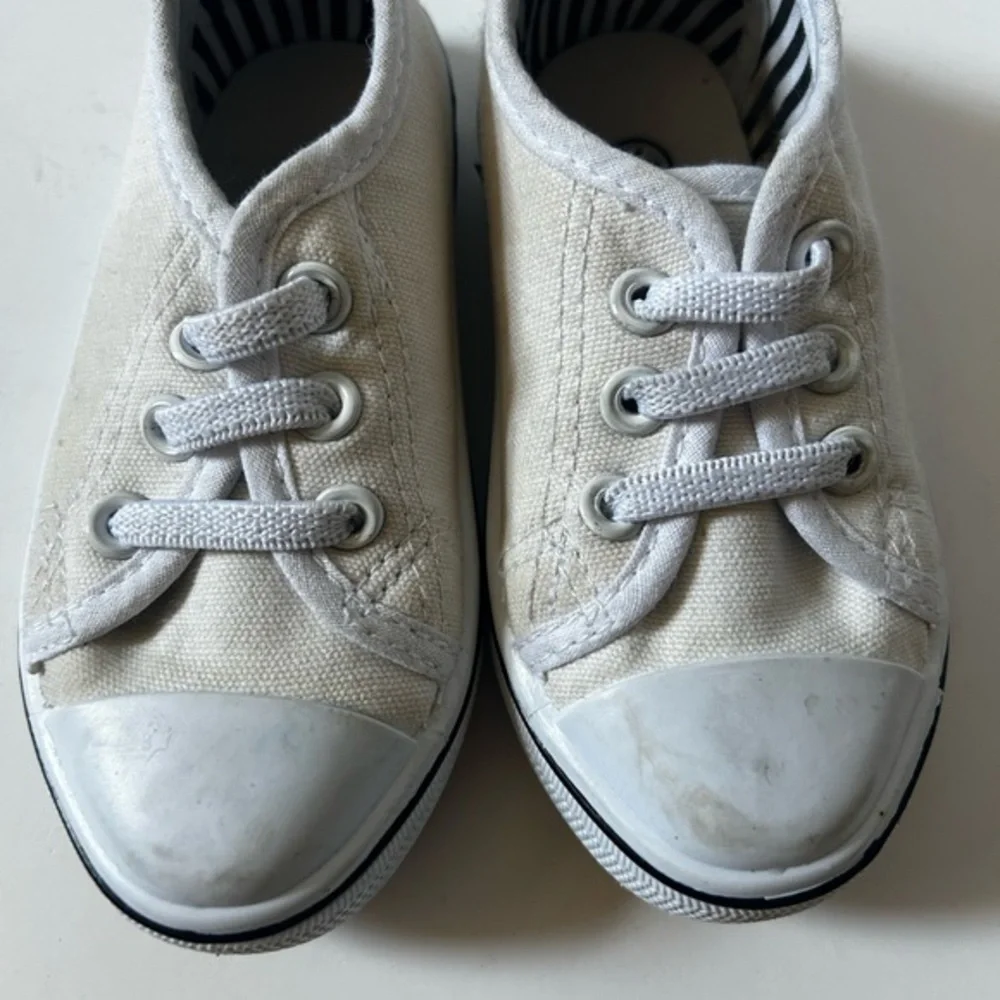 size 7/8 Kids White sneakers elastic pull on